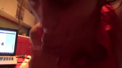 Umntwana wesikolo ufunxa incanca kabhuti wakhe ngelixa kungekho mntu